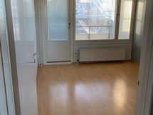 Makuuhuone 1. Parveke takana myyjän oma kuva.