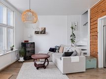 Olohuoneesta kulku yläkertaan/ Trappan till övre våningen från vardagsrummet