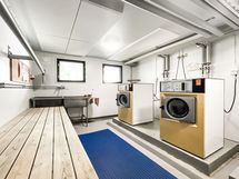 Taloyhtiön pesutupa.