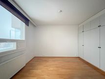 Makuuhuone on myös tilava ja sinne mahtuu parisängyn lisäksi vaikka työpiste.