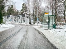 Bussipysäkki Jälsitie on lähes talon edessä.