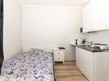 Asuntoon mahtuu sänky ja keittokomero on kompakti.
