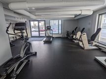 Naapuritalossa oleva sisäkuntosali on taloyhtiön asukkaiden käytettävissä.