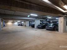 Parkkihalli, jonne pääsy suoraan hissillä. Mahdollista ostaa autohallipaikka.