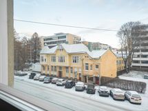 ikkunanäkymänä kaunista nikkarijugendia