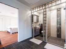 Päämakuuhuoneen pukeutumishuonetta ja wc/suihkutilat