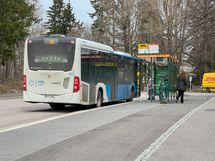 bussi kulkee aivan talon edustalta