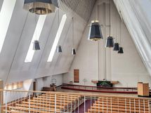 Urkuparvelta kirkkosaliin päin