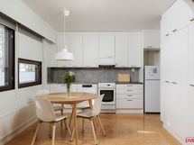 Näkymää olohuoneesta keittiöön 