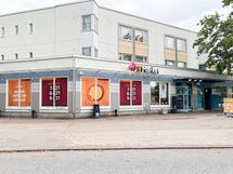 Noin 1km säteellä asunnosta pari eri ruokakauppaa.