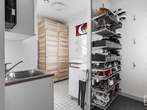 Käytännöllinen kodinhoitohuone alakerrassa