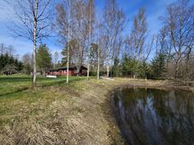 saunalta päärakennukselle päin