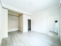 Huoneessa on alkovisyvennys