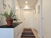 Eteisessä ja alkovissa on kiinteät kaapistot.