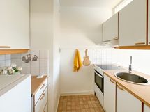 Toimiva keittiötila, vai mitä? Ja kiva, kun aukko ja ikkuna olohuoneen puolelle päästävät valoa läpi