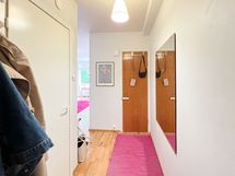 Eteisessä hyvin tilaa sekä erillinen vaatehuone.