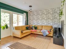 Olohuoneesta on käynti takapihan terassille
