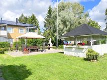 Taloyhtiön viihtyisä sisäpiha.