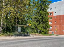 Bussipysäkille kävelee kodista vain muutamassa minuutissa.