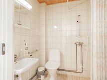 Makuuhuoneiden välissä oleva wc/suihkutila