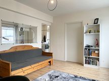 Olohuoneesta on kulku makuuhuoneeseen ja keittiöön
