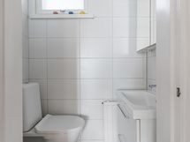 Erillinen wc sijaitsee yläkerrassa.