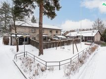 Taoyhtiön sisäpiha, asunto taustalla