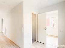 Keskikerros | Eteisaula, erillis-wc:n ovi ja työhuone