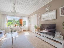 Olohuoneen ja keittiön ruokailutilan välissä kätevä liukuovi