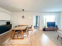 Tervetuloa! Tämä koti on avara ja valoisa.