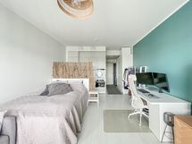 Hyvän kokoinen asuinhuone.