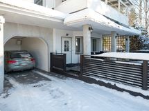 Autokatos kätevasti heti sisäänkäynnin vieressä