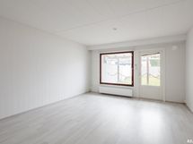 Olohuone aukeaa aidatulle pihalle.