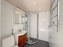 Tyylikäs kylpyhuone on uusittu putkiremontin yhteydessä ja varustettu pesukoneliitännällä.