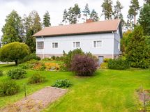 päärakennus tien suunnalta