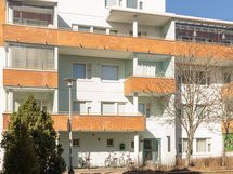 Talo pihan ja parvekkeen puolelta