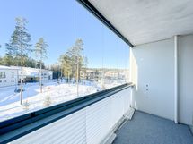 Länsiparvekkeelta avautuvat rauhalliset näkymät sisäpihan suuntaan. Olemme viidennessä kerroksessa.