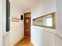 Eteinen on varsin tilava.