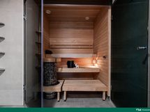 Saunan lasiseinä avattavissa pesuhuoneeseen