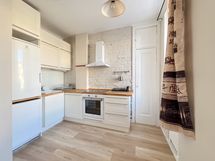 Avokeittiössä on hyvin tilaa kokkailla ja varusteena on mm. integroitu kuivaava pyykinpesukone.