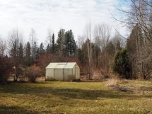 Takapihan perällä kasvihuone