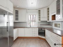 Avokeittiösä on runsaasti kaappi- ja laskutilaa.