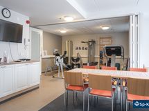 Taloyhtiön kerhohuone sekä kuntoilusali.