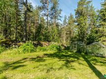 Kasvimaa ja kaksi kasvihuonetta