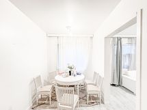 Keittiöön mahtuu  hyvin ruokapöytä tuoleineen.