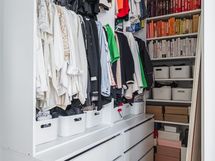 Päämakuuhuoneen walk-in closet