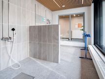 Sisääntuloaulassa on kätevä pesupiste pyörille, lastenvaunuille ja kuraisille koirantassuille.