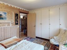 Alakerran makuuhuoneessa on hyvin kaappitilaa.