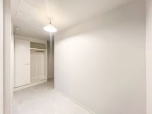 Eteisessä myös kivasti säilytystilaa.