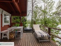 Saunan terassin yhteydessä palju